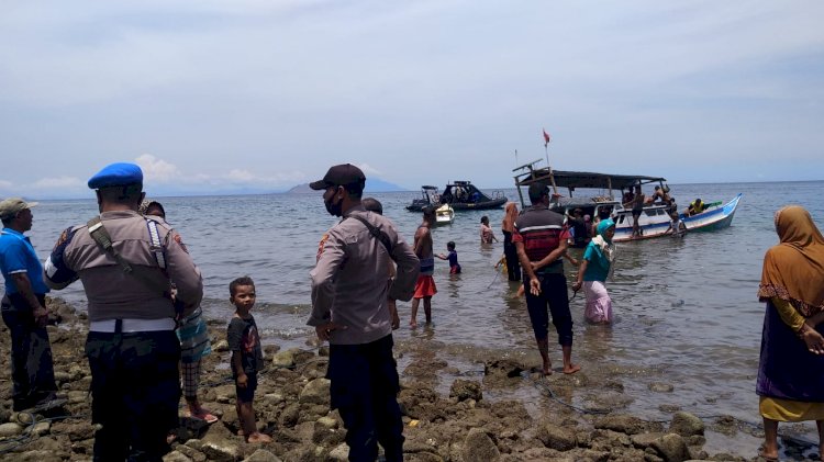 Sat Polairud dan Polsek Pantar Bantu Evakuasi Perahu Motor yang Tenggelam di Perairan Pandai