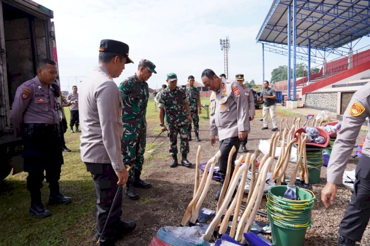 Polri Kerahkan Ribuan Personel Bersihkan Puing-puing Pasca Gempa Cianjur