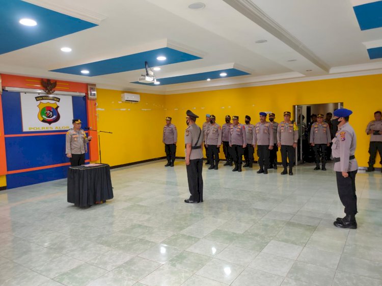 Memasuki Purna Bakti, Polres Alor Gelar Upacara Penyerahan Jabatan Kabag Ren