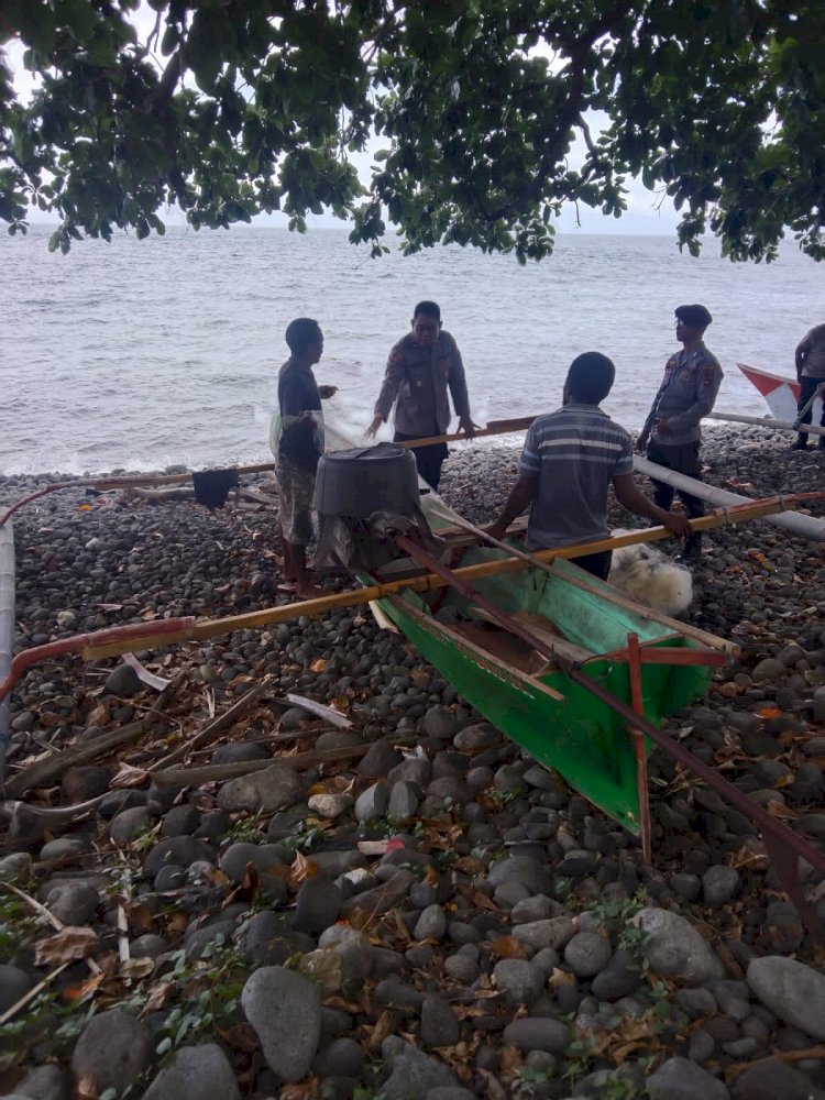 Cuaca Extrim, Polsek Alor Timur Lakukan Patroli dan Beri Himbauan