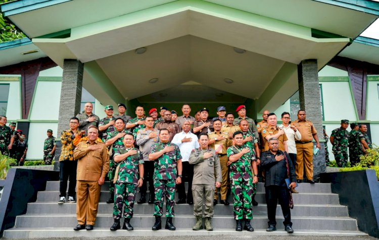 Silaturahmi Bareng Masyarakat di Papua Barat, Kapolri: TNI-Polri Solid dan Siap Kawal Program Pemerintah