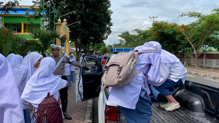 Peduli Keselamatan, Satuan Lalu Lintas Polres Alor Bantu Pelajar Pulang Sekolah