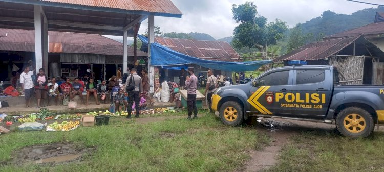 Berikan Rasa Aman Pengunjung Pasar Apui, Polsek Alor Selatan Intensifkan Patroli