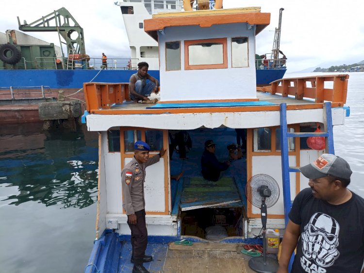 Dipelabuhan Perahu Motor, Satpolairud Polres Alor Sampaikan Pesan Kamtibmas