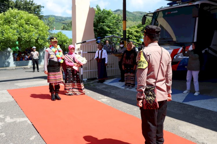 Sambut Kedatangan Kapolres Alor AKBP Supriadi Rahman, S.I.K., M.M., Beserta Ketua Bhayangkari Cabang Alor, Ini yang Dilakukan Anggota Polres