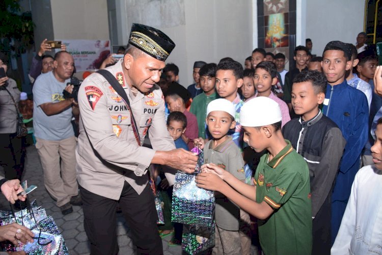 Kapolda NTT Bagikan Takjil Kepada Anak-Anak dan Jamaah Masjid Raya Nurussaadah