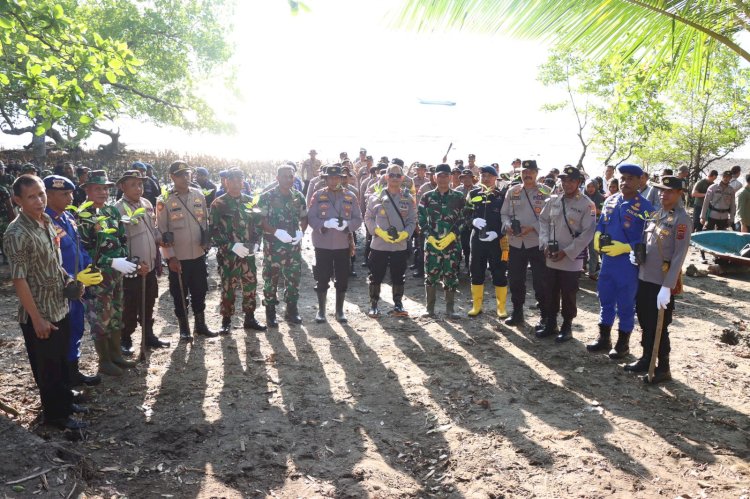 Cegah Abrasi dan Perkuat Sinergitas, TNI – POLRI dan Masyarakat Lakukan Penanaman Mangrove