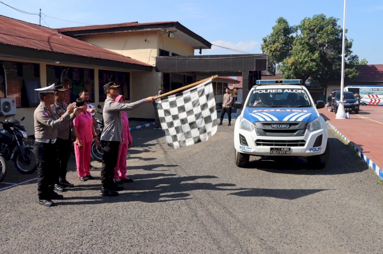 Polres Alor Berikan 100 Paket Sembako Kepada Purnawirawan, Warakawuri dan Anak Stunting