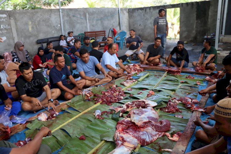 Mesjid Ittihad Polres Alor Bagikan 440 Paket Daging Kurban