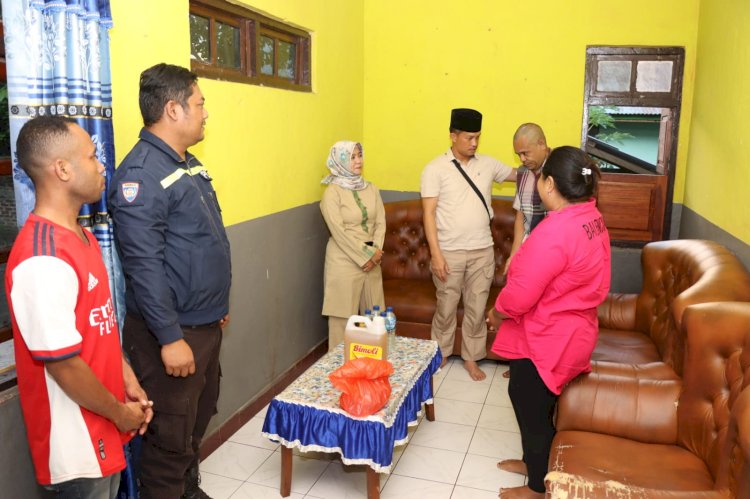 Wujud kepedulian, Kapolres Alor bersama Ketua Bhayangkari Cabang Alor jenguk Anggota Yang Sakit