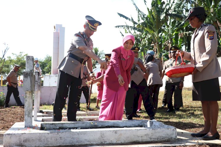 Peringati Hari Bhayangkara ke-77, Polres Alor Gelar Upacara Ziarah Rombongan Di TMP Malua Galiau