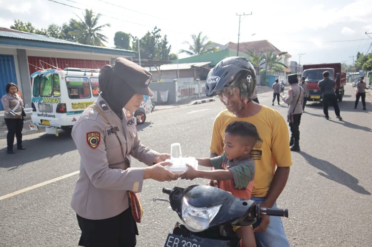 Jumat Berkah, Polres Alor Bagikan Nasi Kota Ke Pengguna Jalan