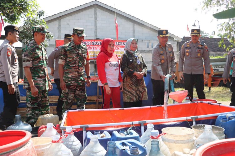 Polri Salurkan Bantuan Air Bersih Atasi Kekeringan di Grobogan