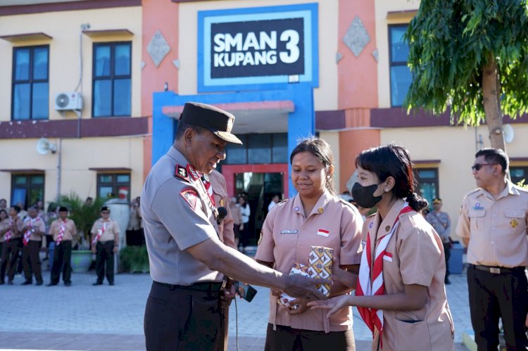 Pelajar SMAN 3 Kupang, Beruntung Dapat Handphone Gratis dari Kapolda NTT