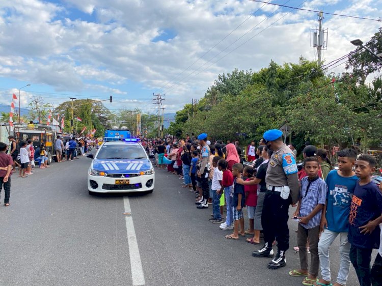 Berikan Rasa Aman, Personil Polres Alor Melakukan Pengamanan Pawai Karnaval Dalam Rangka HUT RI Ke-78