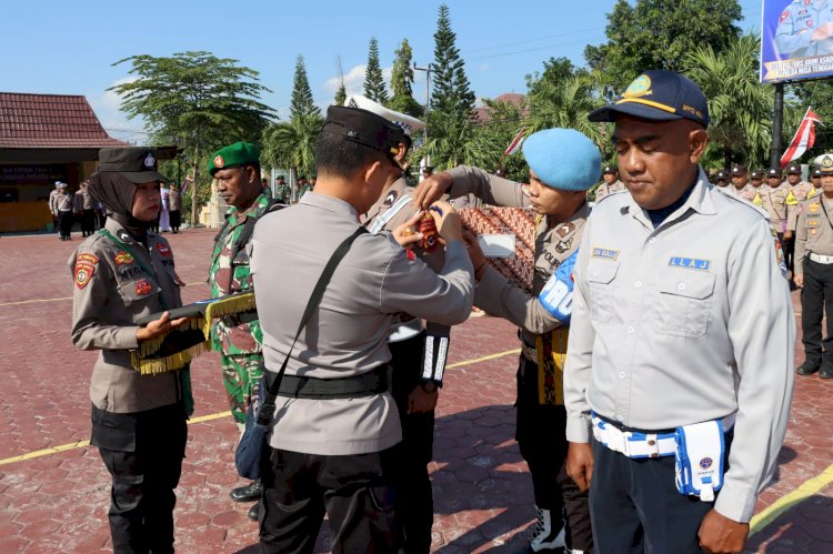 Kapolres Alor Pimpin Apel Gelar Pasukan Ops Zebra Turangga 2023 dan Berikan Piagam Penghargaan Kepada 13 Operator Quick Wins dan 1 Orang Remaja Bhayangkara Club ( RBC )
