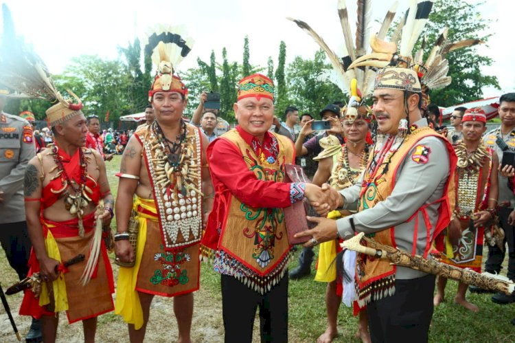 Disaksikan Ribuan Masyarakat, Wakapolri Dianugerahi Warga Kehormatan Dayak Kalteng Dan Bagikan 5.000 Paket Bansos