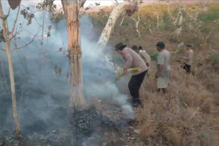 Terima Laporan Titik Api, Polsek Alor Timur Gerak Cepat Padamkan Api