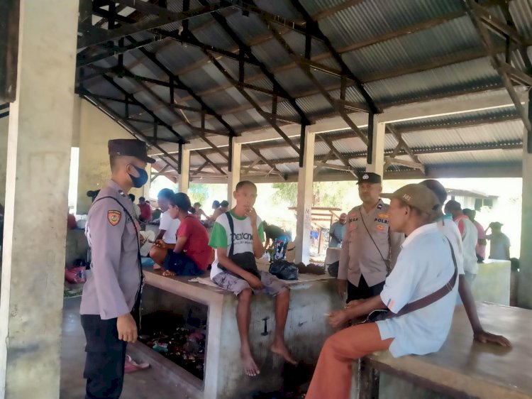 Polsek Alor Timur Laut Melaksanakan Patroli dan Pengamanan Pasar Tradisional