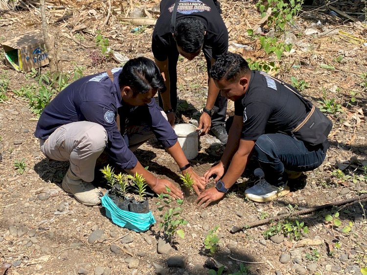 Dalam Rangka Menyambut HUT Humas Polri Ke 72, Humas Polres Alor Melaksanakan Kegiatan Penghijauan