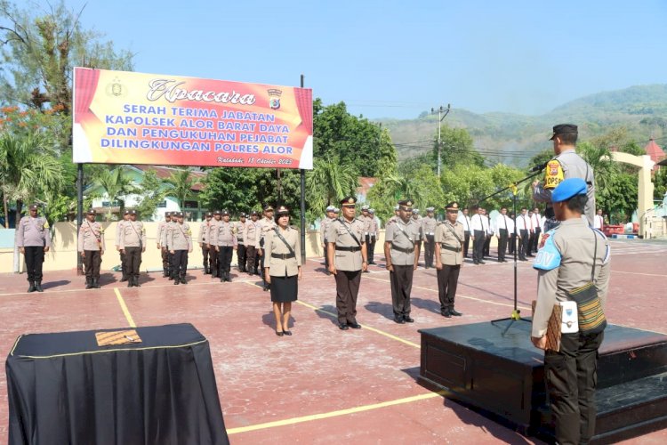 Kapolres Alor Pimpin Upacara Serah Terima Jabatan Kapolsek Alor Barat Daya dan Pengukuhan Pejabat Di Lingkungan Polres Alor