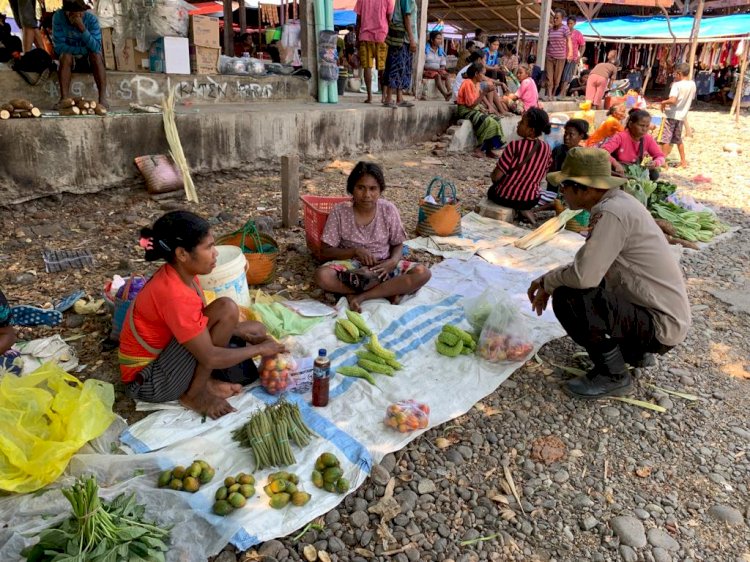 Polisi Patroli dan Berikan Himbauan Kamtibmas di Pasar Maritaing, Alor Timur