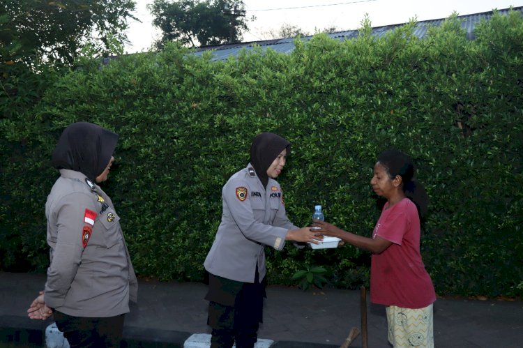 Jumat Berkah, Polwan Polres Alor Bagikan Nasi Kotak Kepada Warga