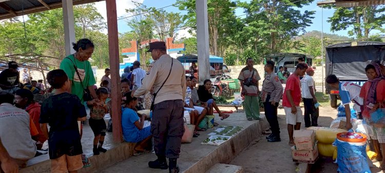 Tercipta Kondisi Aman dan Tertib, Polsek Alor Selatan Gelar Patroli Pengamanan di Pasar Rakyat Apui