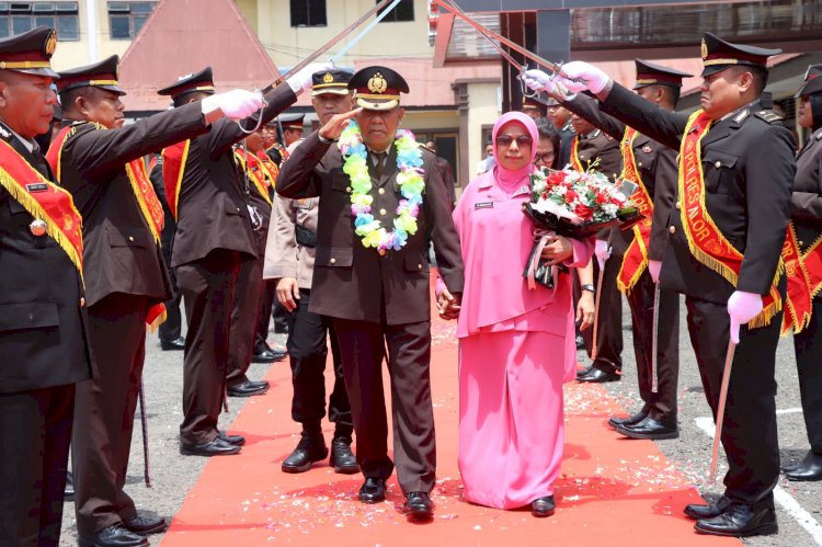 Kapolres Alor Pimpin Upacara Purnabakti dan Gerbang Pora KOMPOL (Purn) Abdul Asis Gerajang