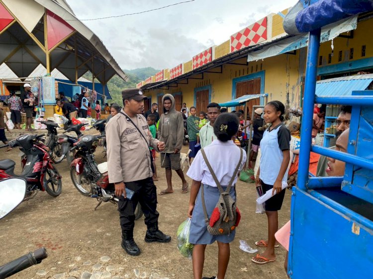 Polsek Alor Selatan Gelar Kegiatan Sambang dan Pengamanan Pasar Rakyat Apui