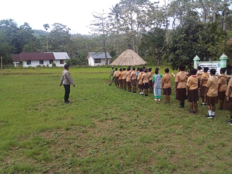 KA SPK B AIPDA Daniel Malailak Berikan Pelatihan Dasar Baris Berbaris dan Arahan Kamtibmas di SMP Negeri Moalmoti