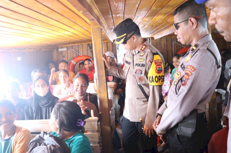 Kapolres Alor Pantau Puncak Arus Mudik di Pelabuhan Kalabahi