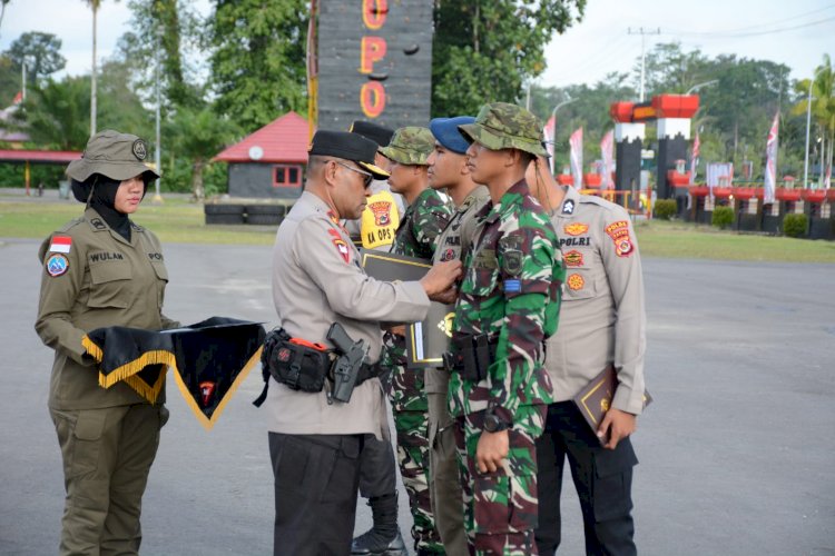 Kapolri Beri Penghargaan Pin Emas Kepada Prajurit TNI dan Anggota Polri yang tergabung dalam Satgas Operasi Damai Cartenz 2023