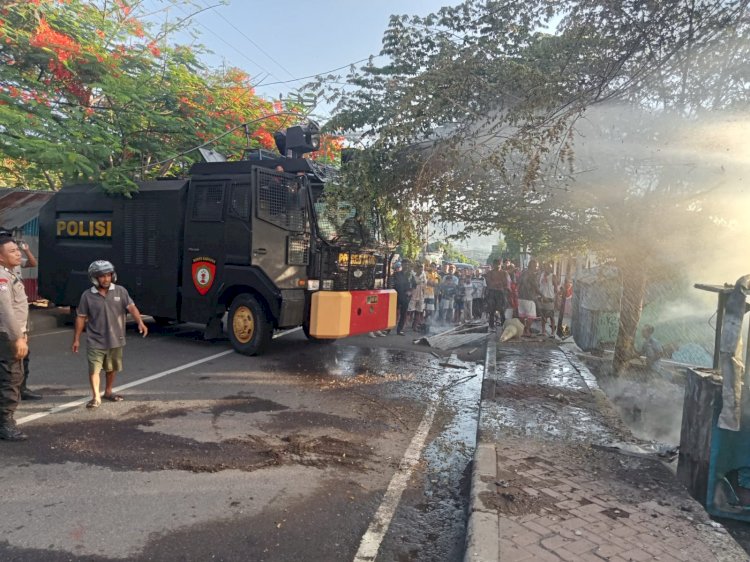 Turunkan Personil dan Water Canon, Polres Alor bersama Kodim 1622 Alor, Damkar dan Masyarakat Padamkan Api yang Melahap Rumah Warga