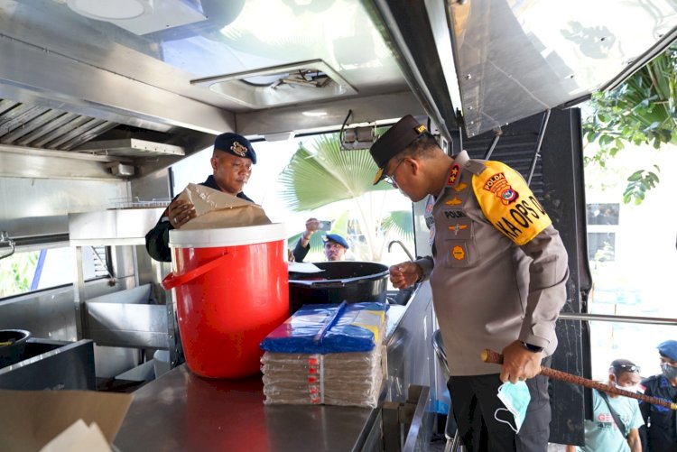 Brimob Polda NTT Sediakan Dapur Lapangan untuk Korban Erupsi Gunung Lewotobi