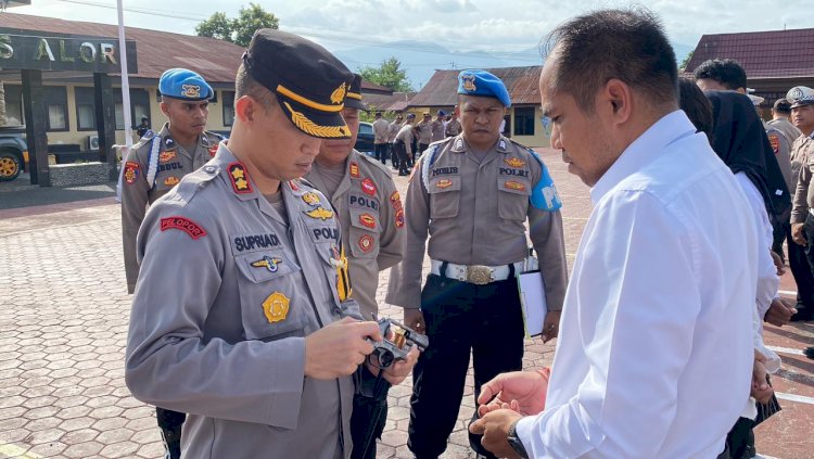 Pimpin Apel Pagi, Kapolres Alor Lakukan Pemeriksaan Senjata Api yang Dipegang Oleh Personel dan Satuan Fungsi Operasional Polres