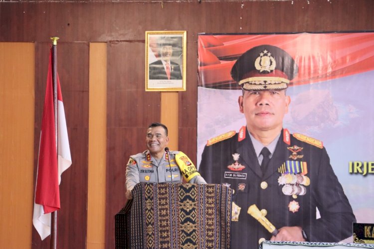 Kapolda NTT Berikan Arahan Inspiratif dan Serahkan Tali Asih kepada Anggotanya di Sikka.-