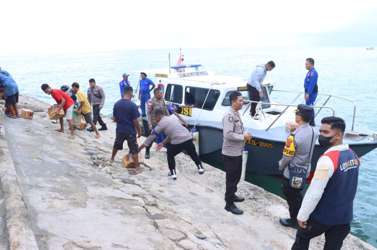 Kapolres Alor Bersama Forkopimda Salurkan Bansos Kepada Warga Terdampak Angin Puting Beliung di Kampung Labuan Bajo