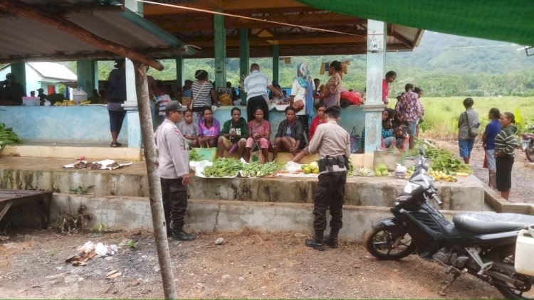 Polsek Alor Selatan Gelar Patroli Pengamanan di Pasar Rakyat Apui Ciptakan Keamanan