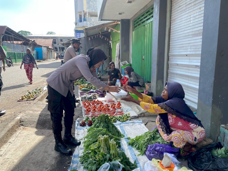 Gelar Jumat Berkah, Personil Polres Alor Bagi - Bagi Nasi Kotak