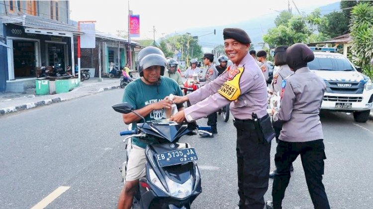 Polres Alor Berbagi Kebaikan: Pembagian Takjil Gratis untuk Pengguna Jalan