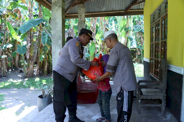 Polres Alor Bagikan Sembako kepada Masyarakat Di Bulan Suci Ramadan