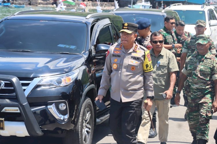 Pastikan berjalan Aman dan Lancar, Kapolda NTT Pantau Langsung Pengamanan Prosesi Laut Anta Tuan di Kapela Tuan Meninu