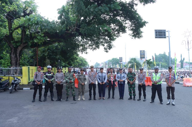 Personil Polres Alor Amankan Jalannya Sholat Id di Lapangan Mini Kalabahi