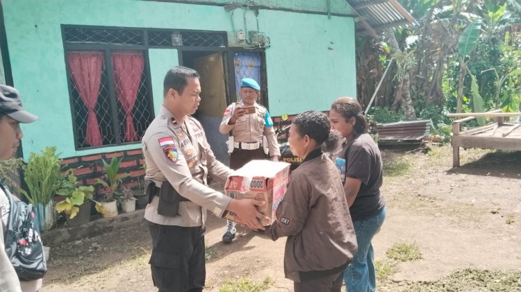 Kapolsek Alor Selatan Salurkan Bantuan Ke Keluarga Korban Musibah Akibat Tertimpa Pohon Tumbang