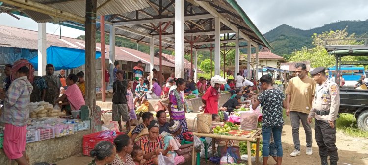 Polsek Alor Selatan Gelar Patroli Pengamanan Aktivitas Pasar untuk Ciptakan Keamanan dan Kemitraan dengan Masyarakat