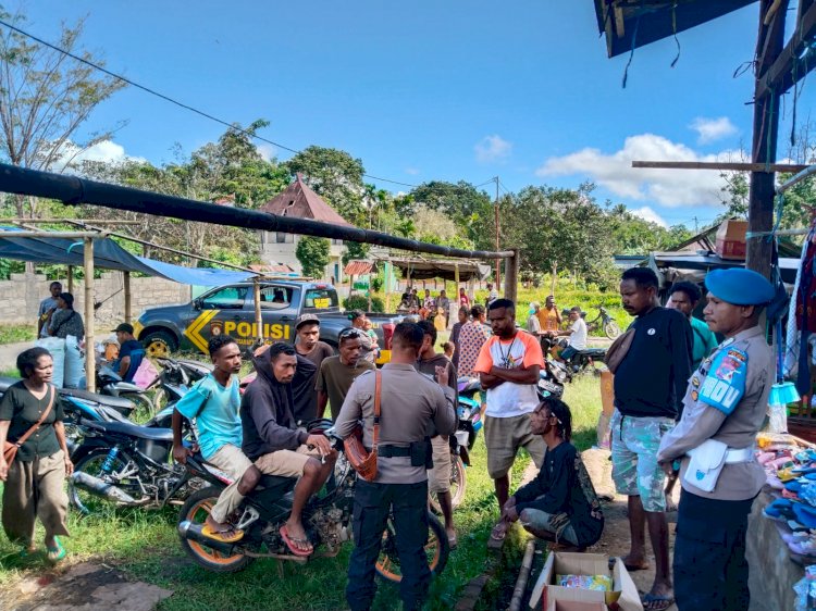 Polsek Alor Selatan Gelar Patroli Pengamanan di Pasar Rakyat Apui untuk Cegah Kejahatan dan Bangun Kemitraan dengan Masyarakat