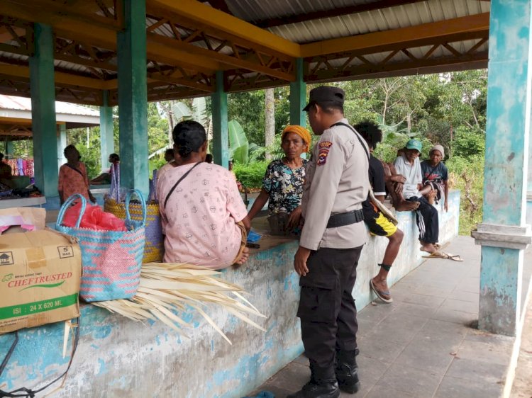 Polsek Alor Selatan Gelar Patroli Pengamanan Aktivitas Pasar di Pasar Rakyat Apui
