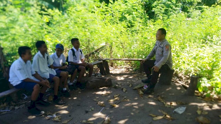 Polsek Pantar Sambangi SMPN 1 Kabir untuk Bangun Kedekatan dengan Siswa