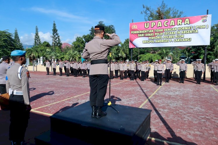 Kapolres Alor Pimpin Upacara PTDH Personel Polres Alor